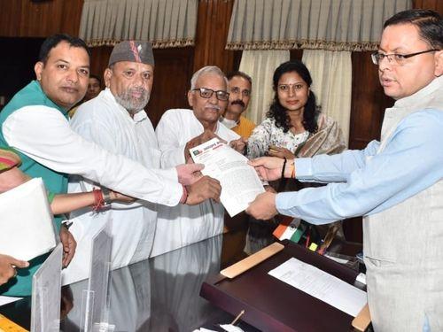 सीएम धामी से उत्तराखण्ड क्रांति दल के पदाधिकारियों ने भेंट की