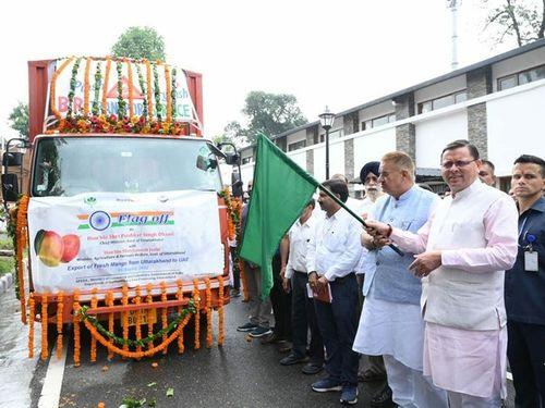 सीएम धामी ने आम की प्रथम खेप, शहद एवं राजमा के अन्तरराष्ट्रीय बाजार में निर्यात हेतु भेजे जा रहे वाहनों का फ्लैग ऑफ किया