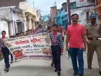 पुलिस द्वारा ऑपरेशन मुक्ति के तहत बच्चों को स्कूल भेजने के लिए किया गया जागरुक 