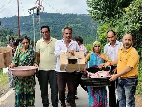 50 अनुसूचित जाति के लाभार्थियों को एक दिवसीय कुक्कुट पक्षियों का किया गया वितरण 