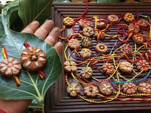 पुलिस परिवार की महिलाओ द्वारा ’अपनी संस्कृति अपना गर्व’ के तहत बनाई गई हस्तनिर्मित राखियां
