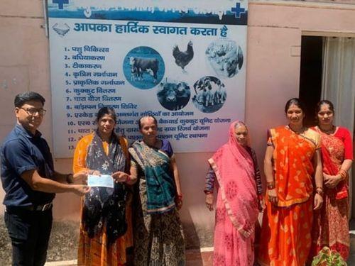 Image for स्वयं सहायता समूह को डेयरी उद्योग, हेतु ₹10000 रिवाल्विंग फण्ड के रूप में प्रदान किए गए
