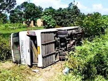 डोईवाला मार्ग पर पलटी बस, कई यात्री हुए घायल