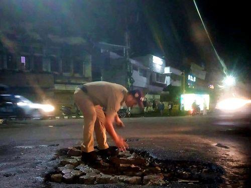 Image for उत्तराखण्ड पुलिसकर्मी ने पेश की मानवता की मिसाल