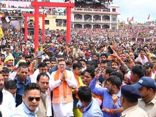 Image for सीएम धामी ने माँ वाराही धाम में प्रसिद्ध बग्वाल मेले में प्रतिभाग किया