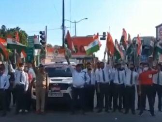 Image for स्कूली छात्रों व आमजन ने उत्तराखण्ड पुलिस कर्मियों के साथ लगाए ‘भारत माता की जय’ के नारे