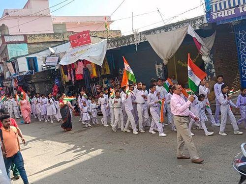 Image for चौकी रीमा पुलिस द्वारा स्थानीय जनता को हर घर तिरंगा अभियान को सफल बनाए जाने हेतु जागरूक किया गया