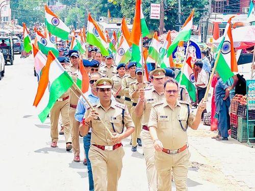 नैनीताल पुलिस ने तिरंगा यात्रा निकालकर सभी को दिया संदेश