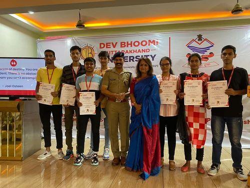 बागेश्वर पुलिस एवं देव भूमि इंस्टीट्यूट उत्तराखंड द्वारा मेधावी बच्चों को किया गया सम्मानित
