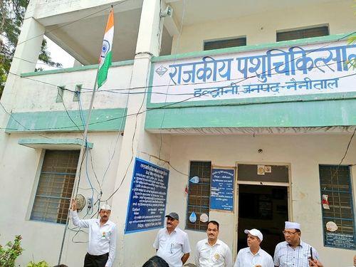 Image for स्वतंत्रता दिवस के अवसर पर अपर निदेशक कुमाऊं मंडल डा.बी.सी. कर्नाटक द्वारा झंडारोहण किया गया