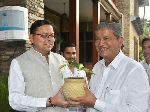पूर्व सीएम हरीश रावत ने सीएम धामी से की शिष्टाचार भेंट