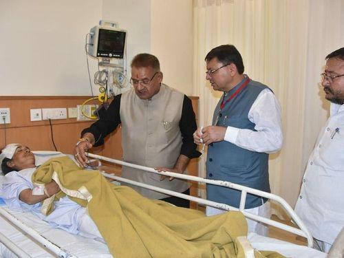 Image for सीएम धामी ने अस्पताल में भर्ती घायल आपदा प्रभावितों का हालचाल जाना