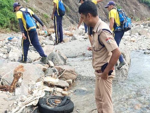 आपदा प्रभावित क्षेत्र में टिहरी पुलिस द्वारा लगातार चलाया जा रहा है सर्च अभियान 