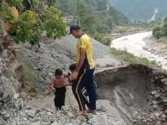 Image for रिसॉर्ट में फंसे पर्यटकों को उत्तराखण्ड पुलिस ने किया रेस्क्यू