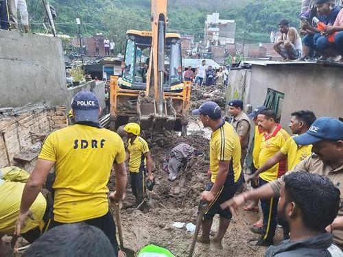 Image for राजपुर रोड के पास एक मकान ढहने पर एसडीआरएफ टीम द्वारा चलाया गया रेस्क्यू अभियान