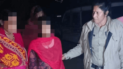 Image for अकेली घूम रही नाबालिग को पुलिस द्वारा उसके परिजनों के किया गया सुपुर्द