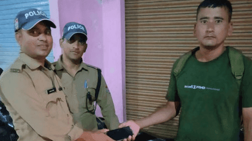 Image for यातायात कर्मी द्वारा खोया हुआ फोन लौटाकर दिखाई मानवता की पहचान