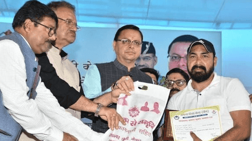 सीएम धामी ने प्रदेश के सगन्ध कृषिकरण से जुड़े किसानों को सम्मानित किया