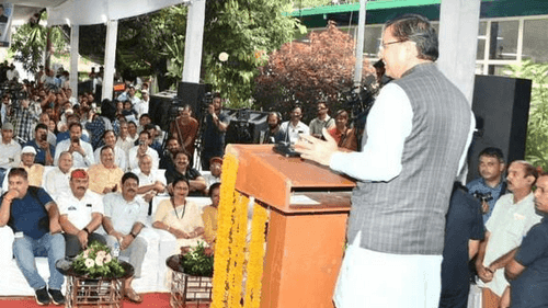 सीएम धामी ने प्रदेश के सगन्ध कृषिकरण से जुड़े किसानों को सम्मानित किया