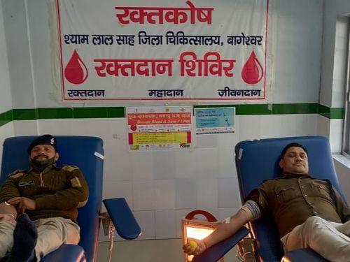 बागेश्वर में गर्भवती महिला को आरक्षी महेन्द्र जीना व आरक्षी गिरीश बजेली द्वारा किया गया रक्तदान।