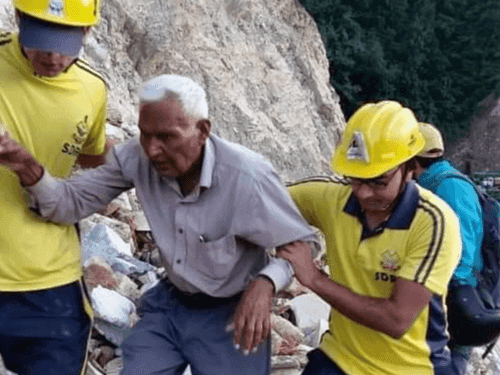 Image for मार्ग अवरुद्ध होने पर सैकड़ों यात्रियों को एसडीआरएफ टीम ने किया रेस्क्यू