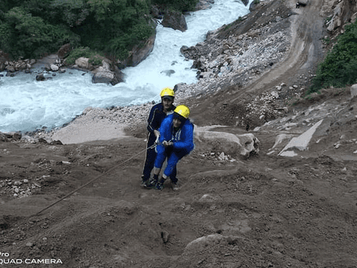 Image for मार्ग अवरुद्ध होने के कारण फंसे यात्रियों को एसडीआरएफ टीम ने किया रेस्क्यू