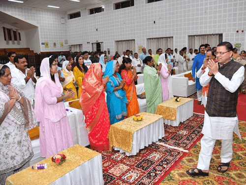 Image for हरिद्वार पंचायत चुनाव के विजयी प्रत्याशियों ने सीएम धामी से भेंट की