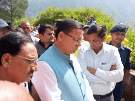 Image for सीएम धामी ने पौड़ी में बस दुर्घटना स्थल पर पहुँचकर राहत-बचाव कार्यों की जानकारी ली