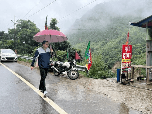 Image for मुख्यमंत्री श्री धामी ने स्थानीय लोगों और यात्रियों से की बातचीत