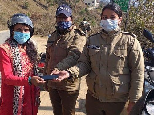Image for चीता पुलिस टीम द्वारा सड़क किनारे मिले मोबाईल फोन को सकुशल उसके मालिक के सुपुर्द किया गया।