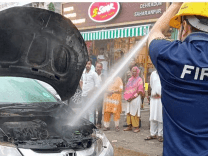 Image for कार में लगी आग, पुलिस ने त्वरित कार्यवाही कर आग पर पाया काबू