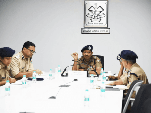 श्री अशोक कुमार डीजीपी महोदय ने यातायात व्यवस्था के सम्बन्ध में एक समीक्षा बैठक की