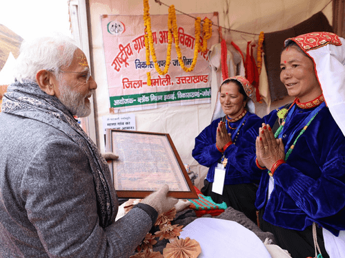 Image for पीएम मोदी ने माणा गांव में पहुंचकर विभिन्न विकास परियोजनाओं का शिलान्यास किया