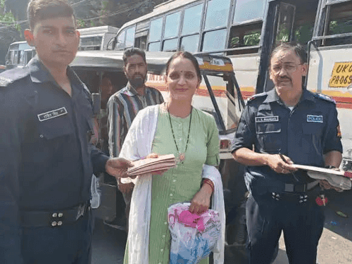 खोया हुआ पर्स वापस पाकर महिला ने नैनीताल पुलिस का आभार व्यक्त किया