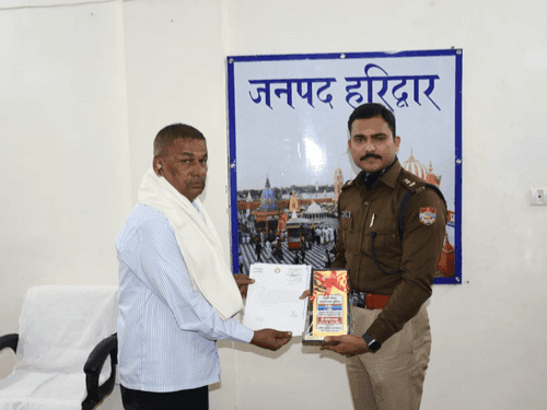 Image for सेवानिवृत्त हुए पुलिस जवानों को अधिकारियों द्वारा दी गई भावभीनी विदाई