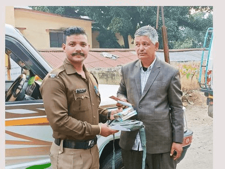 वाहन में छूटे बैग को उत्तराखण्ड पुलिस कांस्टेबल द्वारा किया गया उसके मालिक के सुपुर्द