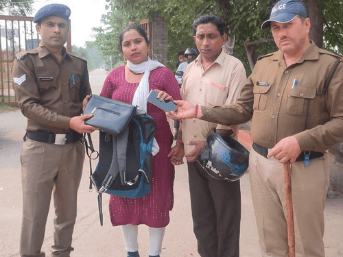 खोए हुए पर्स को पाकर महिला ने किया हरिद्वार पुलिस का धन्यवाद