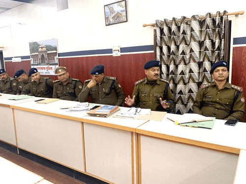 पुलिस अधीक्षक चमोली द्वारा पुलिस कार्मिकों का लिया गया मासिक सम्मेलन
