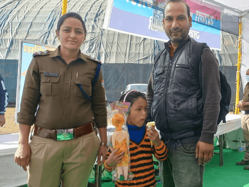 Image for गौचर मेले में परिवार से बिछड़ी बच्ची को चमोली पुलिस ने सकुशल किया परिजनों के सुपुर्द