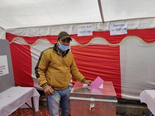 Image for 18 पोलिंग पार्टियां आज एलएमएस पीजी कॉलेज से रवाना की गई