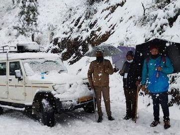 Image for 1442 पोलिंग पार्टी को मतदान की तिथि से 2 दिन पूर्व रवाना किया गया है