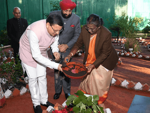 माननीय राष्ट्रपति जी ने राज प्रज्ञेश्वर महादेव मंदिर में की पूजा-अर्चना
