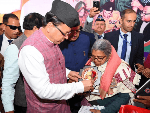 सीएम धामी ने शहीद स्मारक पर पुष्प चक्र अर्पित कर शहीदों को दी श्रद्धांजलि