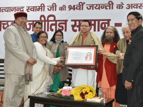 सीएम धामी को ‘स्वच्छ राजनीतिज्ञ सम्मान-2022’ से किया गया सम्मानित