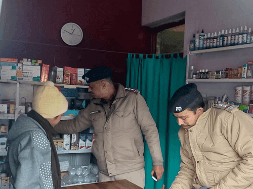 उत्तराखण्ड पुलिस द्वारा मेडिकल स्टोरों पर की गई औचक छापेमारी