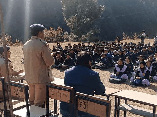 बागेश्वर पुलिस द्वारा छात्र-छात्राओं को किया गया जागरूक