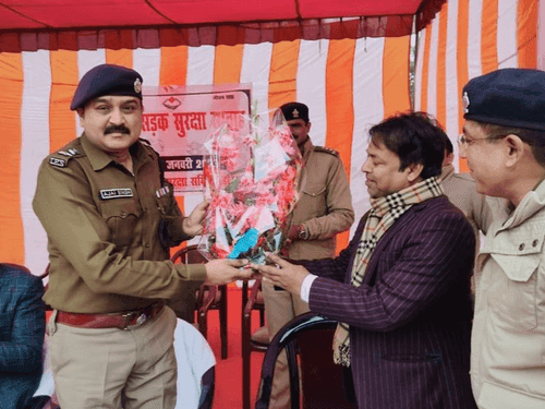 Image for अधिकारियों द्वारा सड़क सुरक्षा सप्ताह रैली को दिखाई गई हरि झंडी