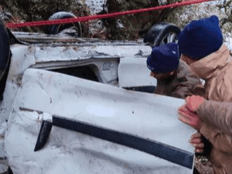 मसूरी-धनोल्टी मार्ग पर खाई में गिरी कार