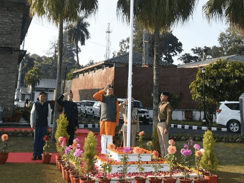 सीएम धामी ने मुख्यमंत्री आवास में फहराया ध्वज