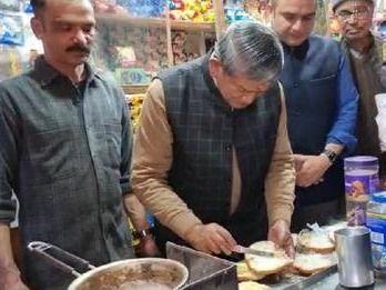 Image for हरीश रावत ने दुकान में बनाया बन मक्खन